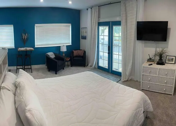 Studio With Private Beach On Bayou Grande